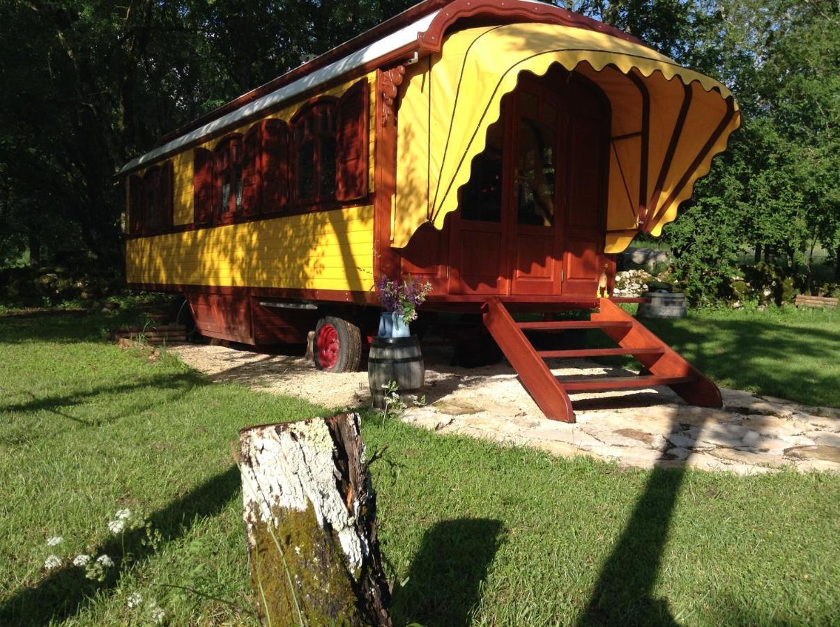 Les Roulottes Du Lot Bed & Breakfast Gramat Bagian luar foto